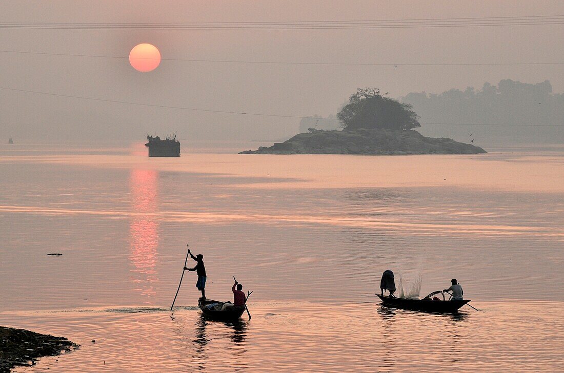 Guwahati, Assam, Indien. 30. Januar 2019. Fischer legen bei Sonnenuntergang ihr Fischernetz am Fluss Brahmaputra aus.