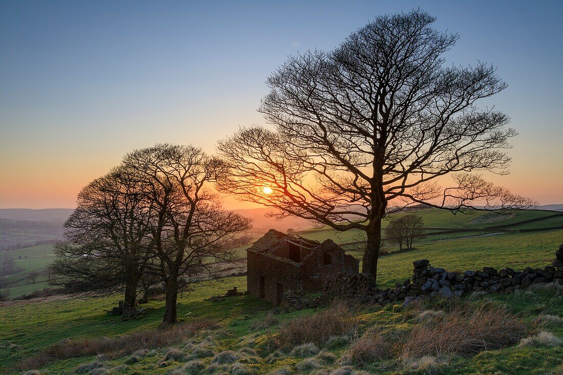 Roach End Barn im Peak District National Park, fotografiert kurz vor Sonnenuntergang an einem Abend Ende April.