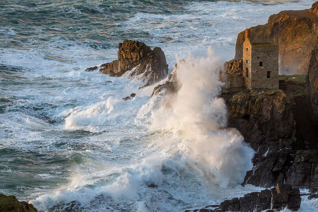 Das untere der Crown Engine Houses in Botallack in Cornwall, aufgenommen mit einem Teleobjektiv an einem stürmischen Nachmittag Mitte Februar.