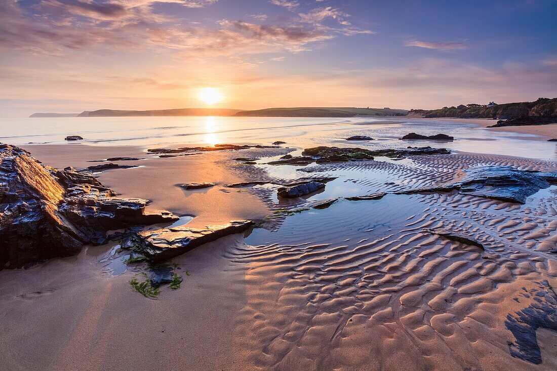 Das erste Licht des Tages am Harlyn Beach in der Nähe von Padstow an der Nordküste von Cornwall.