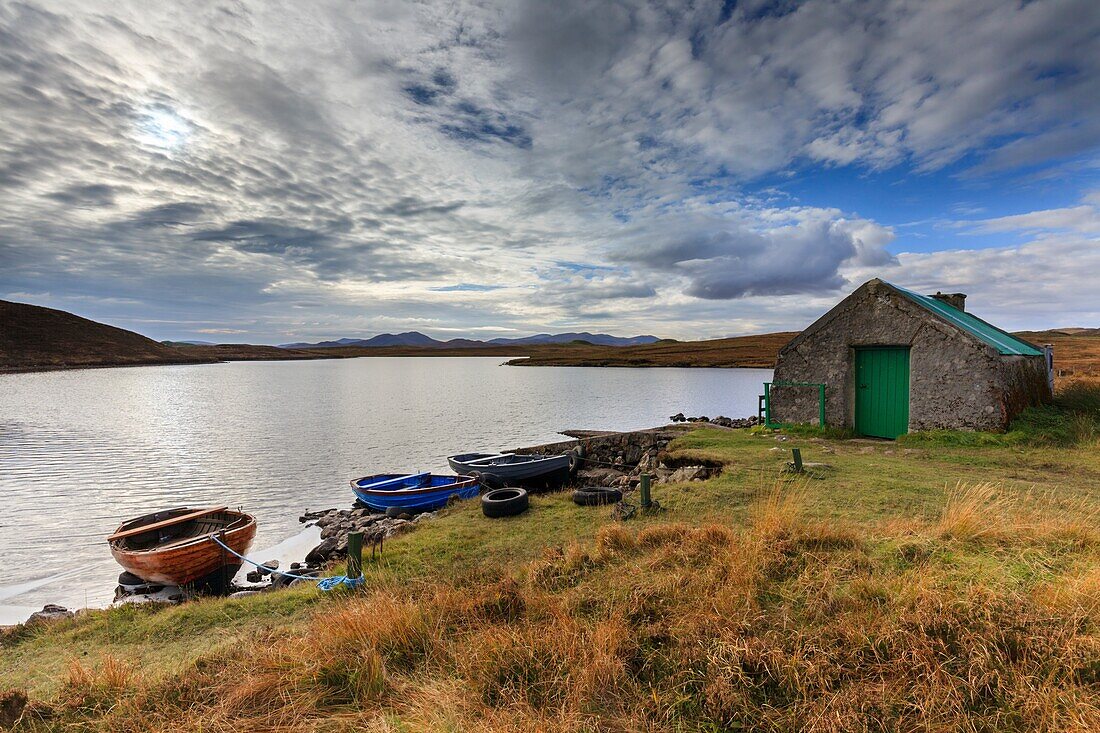 Loch Bhaltois auf der Isle of Lewis in den Äußeren Hebriden, eingefangen an einem Nachmittag in. Ende Oktober mit den Bergen auf North Harris in der Ferne.