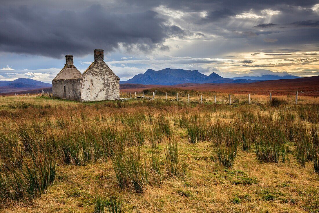 Die Ruine bei Moine Ho, an der alten North Coast Road, in der Nähe von Tongue im äußersten Norden Schottlands. Das Bild wurde an einem stimmungsvollen Morgen Anfang November aufgenommen.