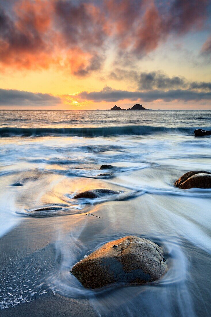 Die Brison Rocks, aufgenommen bei Sonnenuntergang am Strand von Porth Nanven in der Nähe von St. Just im äußersten Westen von Cornwall.