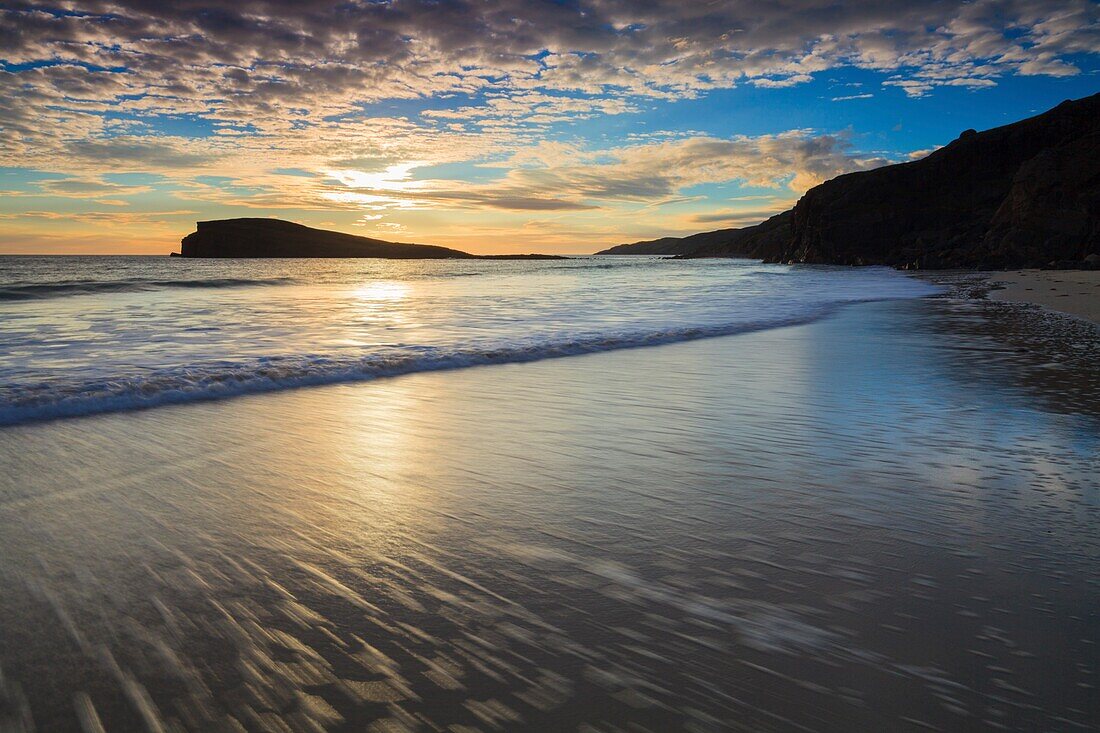 Der Strand von Oldshoremore in den North West Highlands von Schottland, aufgenommen kurz vor Sonnenuntergang Ende Oktober.