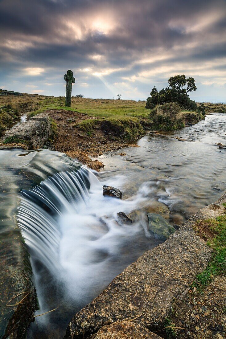 Ein Wasserfall auf dem Devonport Leat bei Windy Post im Dartmoor National Park. Eine lange Verschlusszeit wurde verwendet, um die Bewegung des Wassers zu verwischen, das an einem Nachmittag Mitte Januar über die Wasserfälle kam.