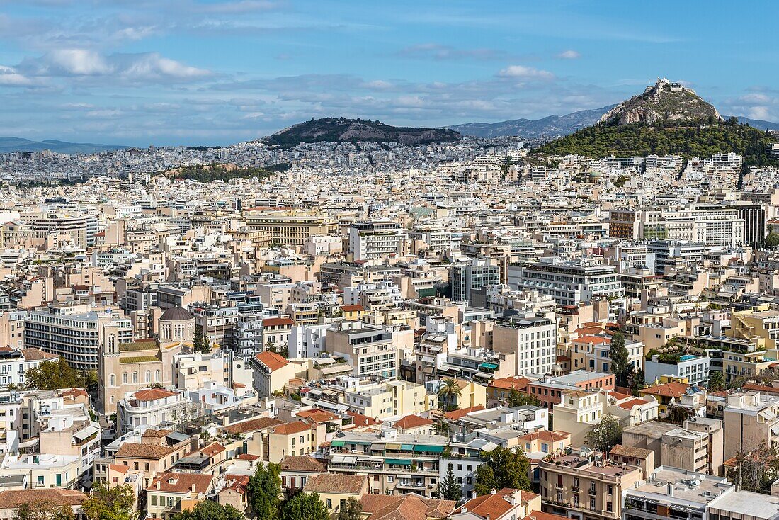 Stadtbild von Athen und Lykabettus-Hügel im Hintergrund, Athen, Griechenland.