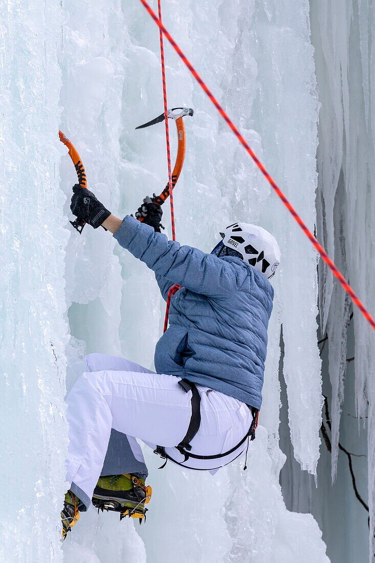 Munising, Michigan - Teilnehmer des jährlichen Michigan Ice Fest erklimmen gefrorene Eisformationen im Pictured Rocks National Lakeshore.