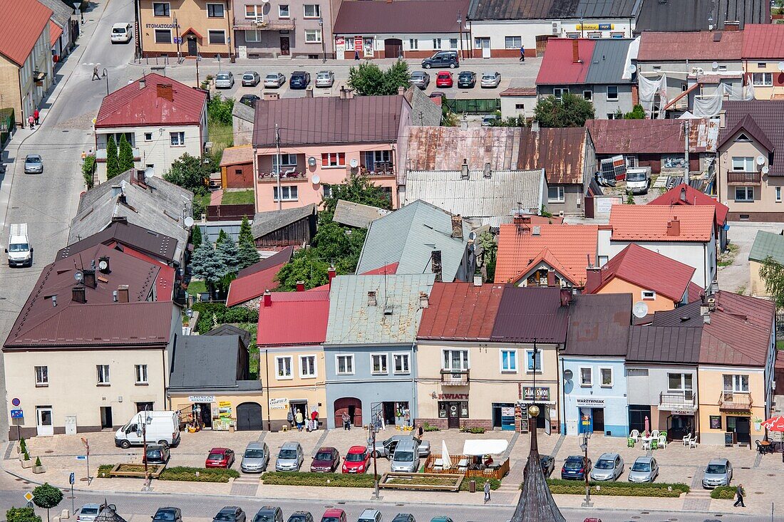 Ein Blick auf Checiny, Polen, Geschäfte und Häuser.