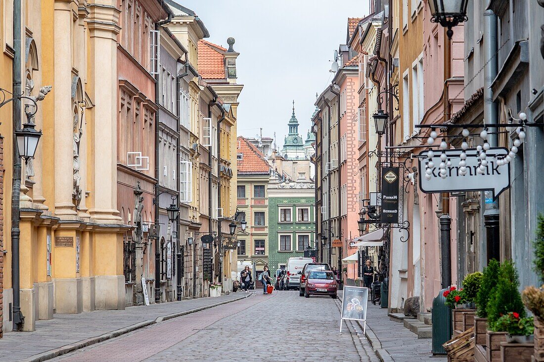 Eine Straße mit Geschäften in Warschau, Polen.