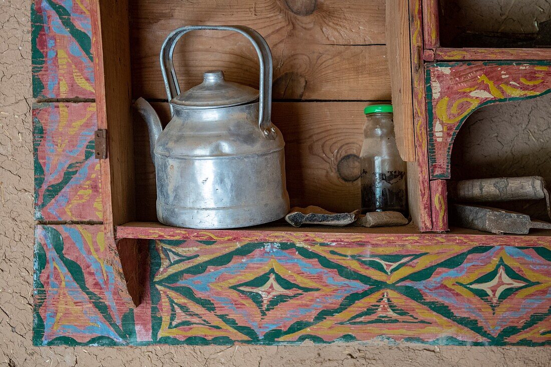 Teekanne sitzt im eingebauten Regal,Tighmert Oasis,Marokko.
