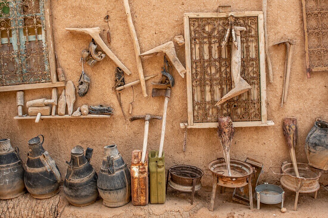 Sammlung verschiedener Töpfer- und Rohwerkzeuge, die von Berber-Nomaden, Tighmert-Oase, Marokko, verwendet werden.