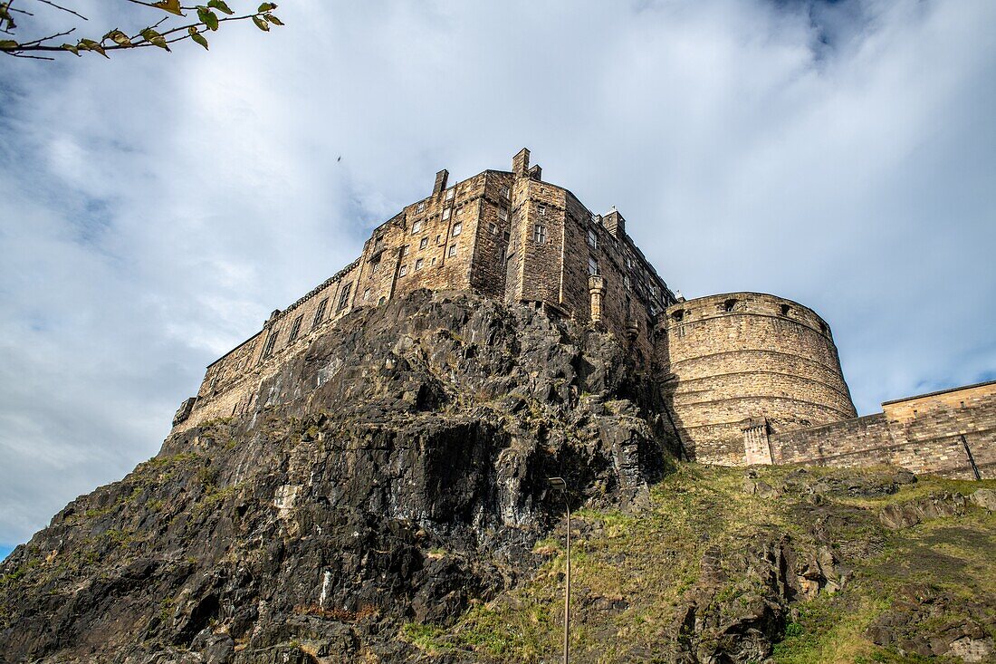 Nach oben auf die historische Festung von Edinburgh Castle sitzen am Rande einer felsigen Klippe, Edinburgh, Schottland.