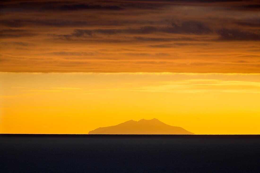 Sonnenuntergang mit der Insel Montecristo von Castiglione della Pescaia, Provinz Grosseto, Toskana, Italien, Europa.