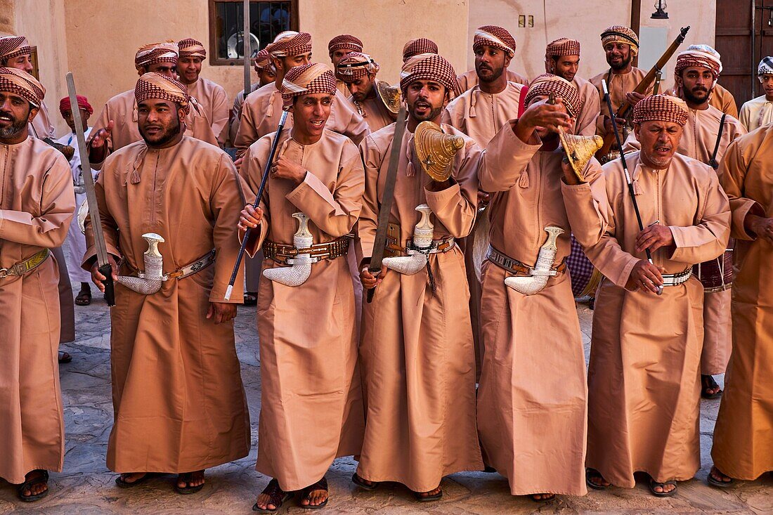 Sultanat Oman, Region Ad-Dakhiliyah, Nizwa, die Festung aus dem 17. Jahrhundert, traditionelle Tänze.