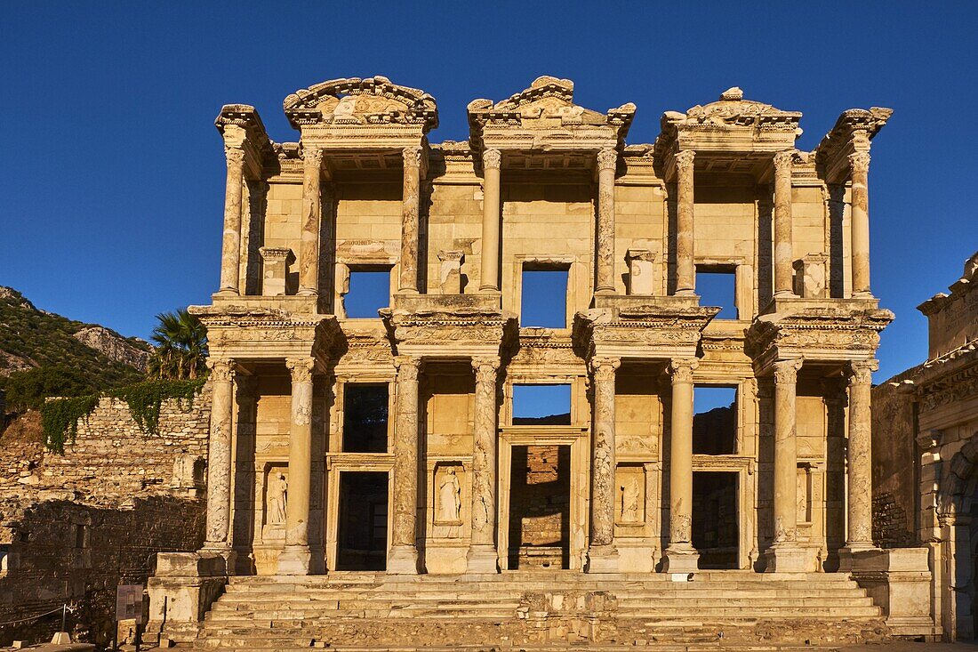 Türkei, Provinz Izmir, Stadt Selcuk, archäologische Stätte von Ephesus, Celsus-Bibliothek.
