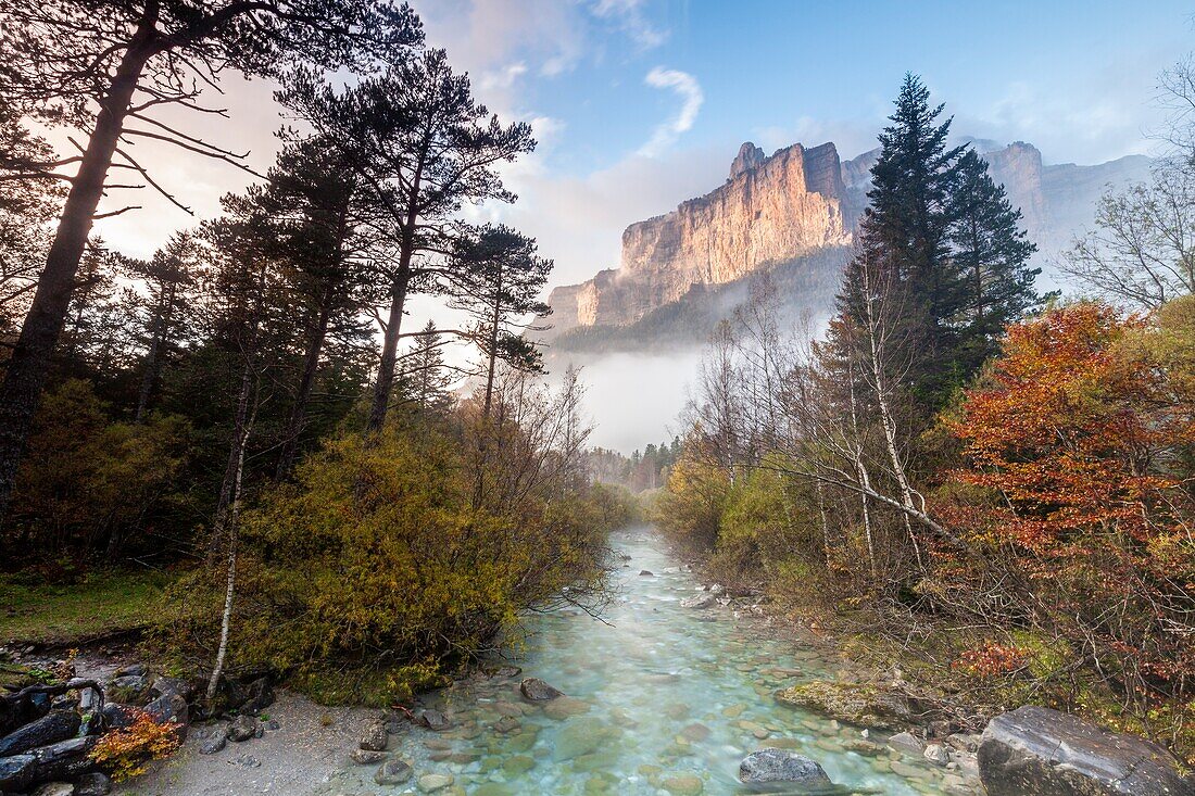 Gipfel Tozal del Mallo und Fluss Arazas, Ordesa-Tal, Nationalpark Ordesa und Monte Perdido, Huesca, Spanien.