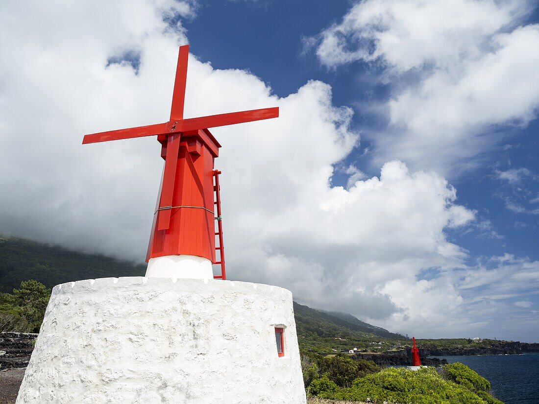 Dorf Urzelina, traditionelle Windmühlen, Freguesia de Urzelina. Insel Sao Jorge, eine Insel der Azoren (Ilhas dos Acores) im Atlantischen Ozean. Die Azoren sind eine autonome Region Portugals. Europa, Portugal, Azoren.