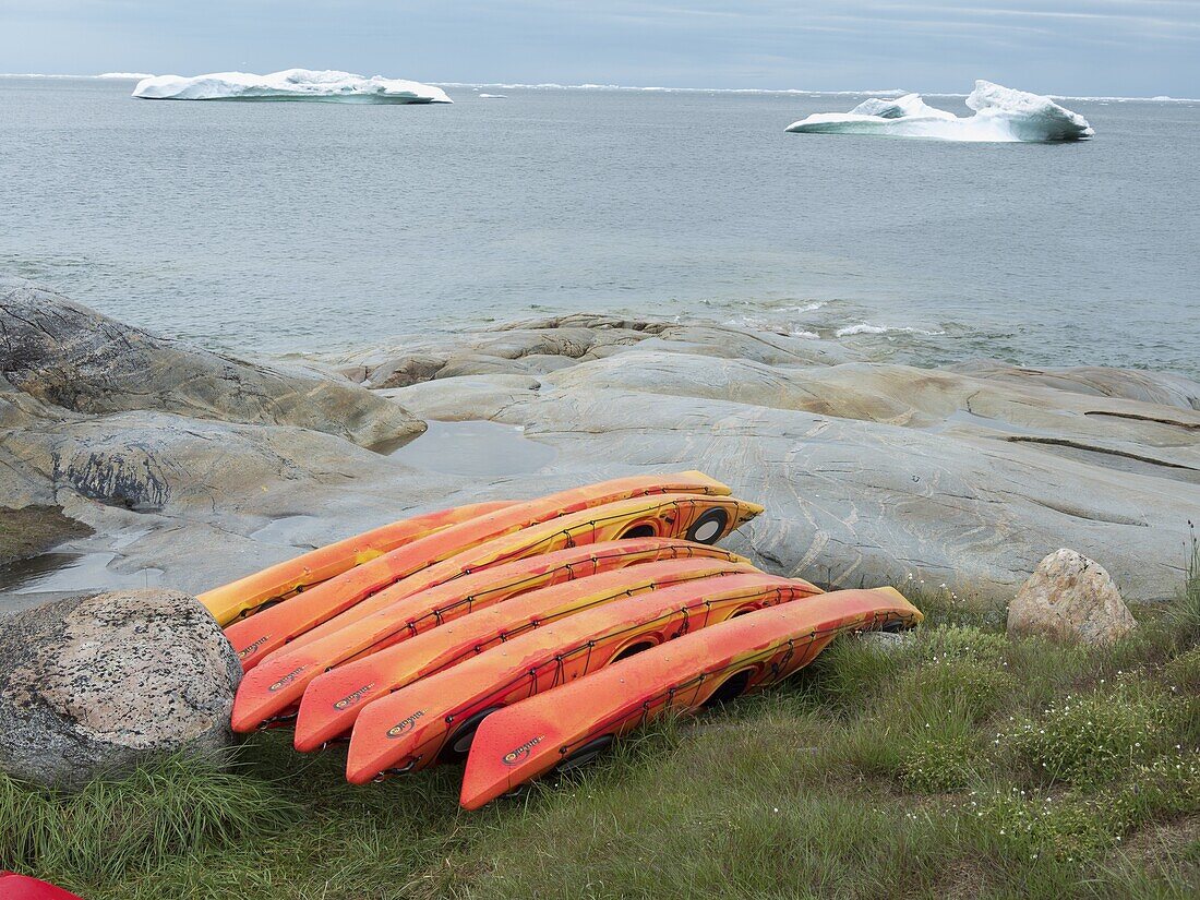 Kajak am Ufer der Diskobucht. Stadt Ilulissat am Ufer der Diskobucht in Westgrönland, Zentrum für Tourismus, Verwaltung und Wirtschaft. Der nahegelegene Eisfjord gehört zum UNESCO-Weltkulturerbe. Amerika, Nordamerika, Grönland, Dänemark.