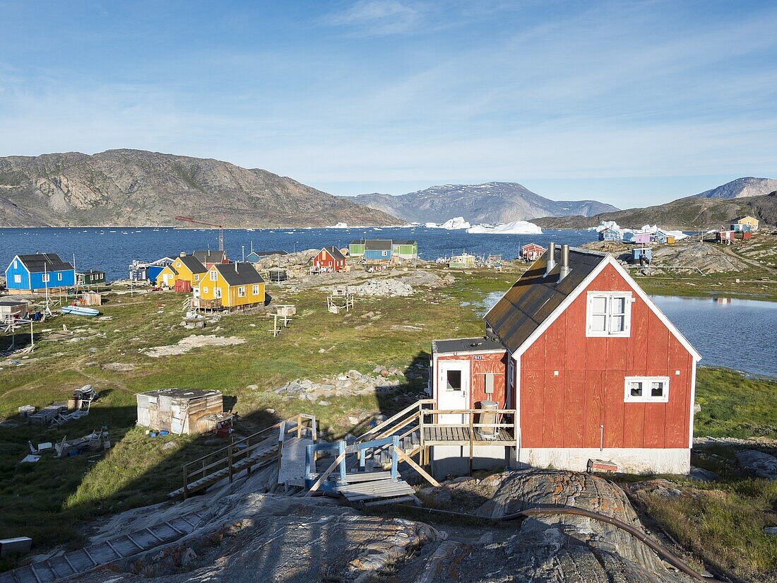 Kleines Fischerdorf Ikerasak auf der Insel Ikerask im Uummannaq-Fjordsystem. Amerika, Nordamerika, Grönland, Uummannaq.
