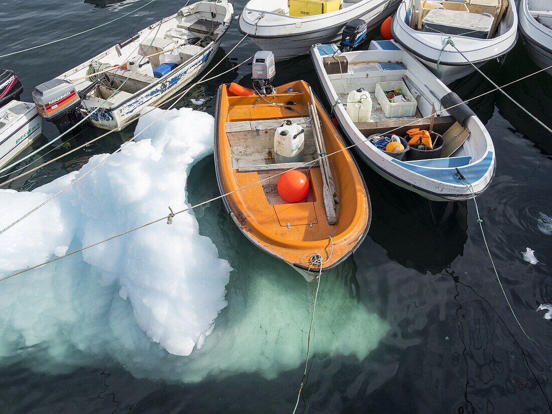 Der Hafen. Die Stadt Uummannaq im Norden Westgrönlands liegt auf einer Insel im Uummannaq-Fjordsystem. Amerika, Nordamerika, Grönland.