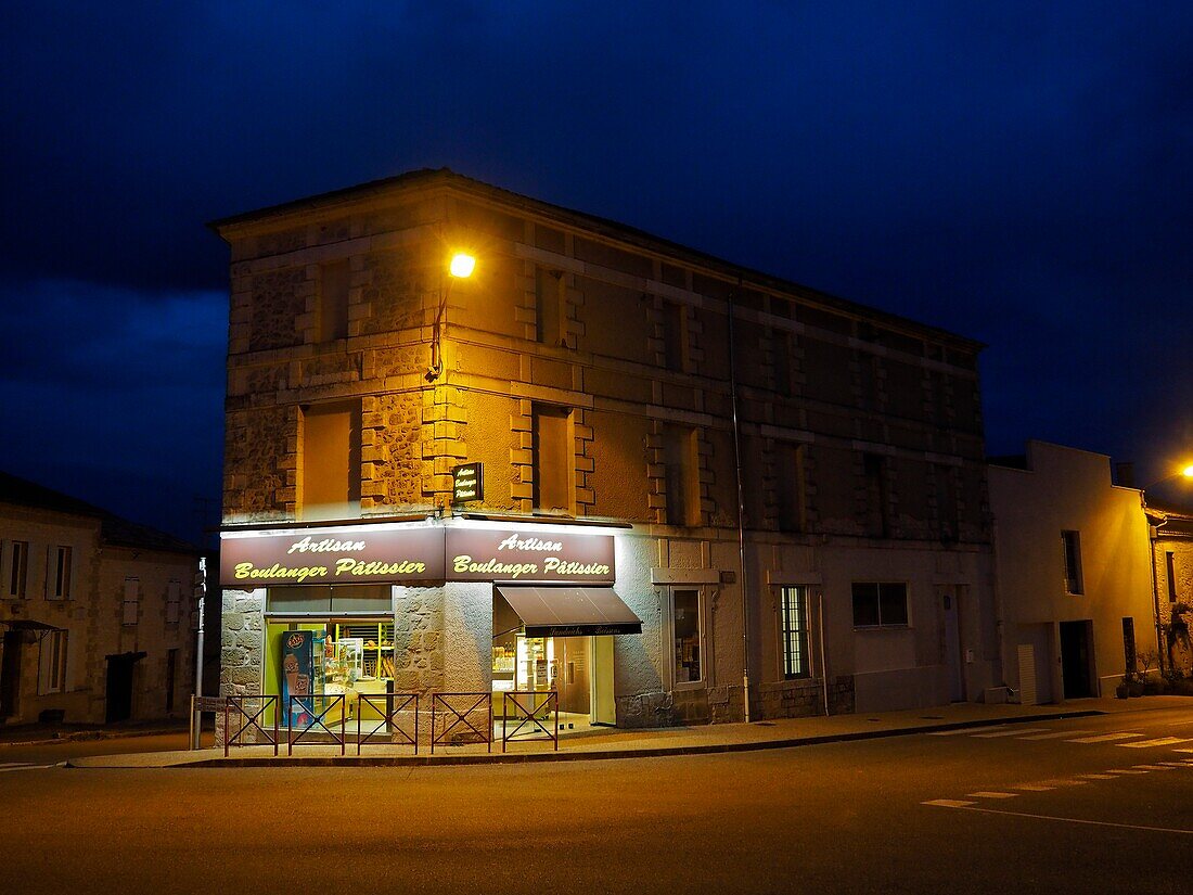Bäckerei in der Nacht, Lauzun, Departement Lot-et-Garonne, Nouvelle Aquitaine, Frankreich.