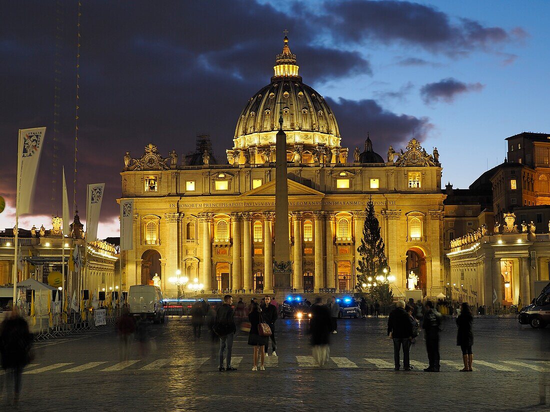 Piazza San Pietro und Petersdom bei Nacht, Rom, Italien.