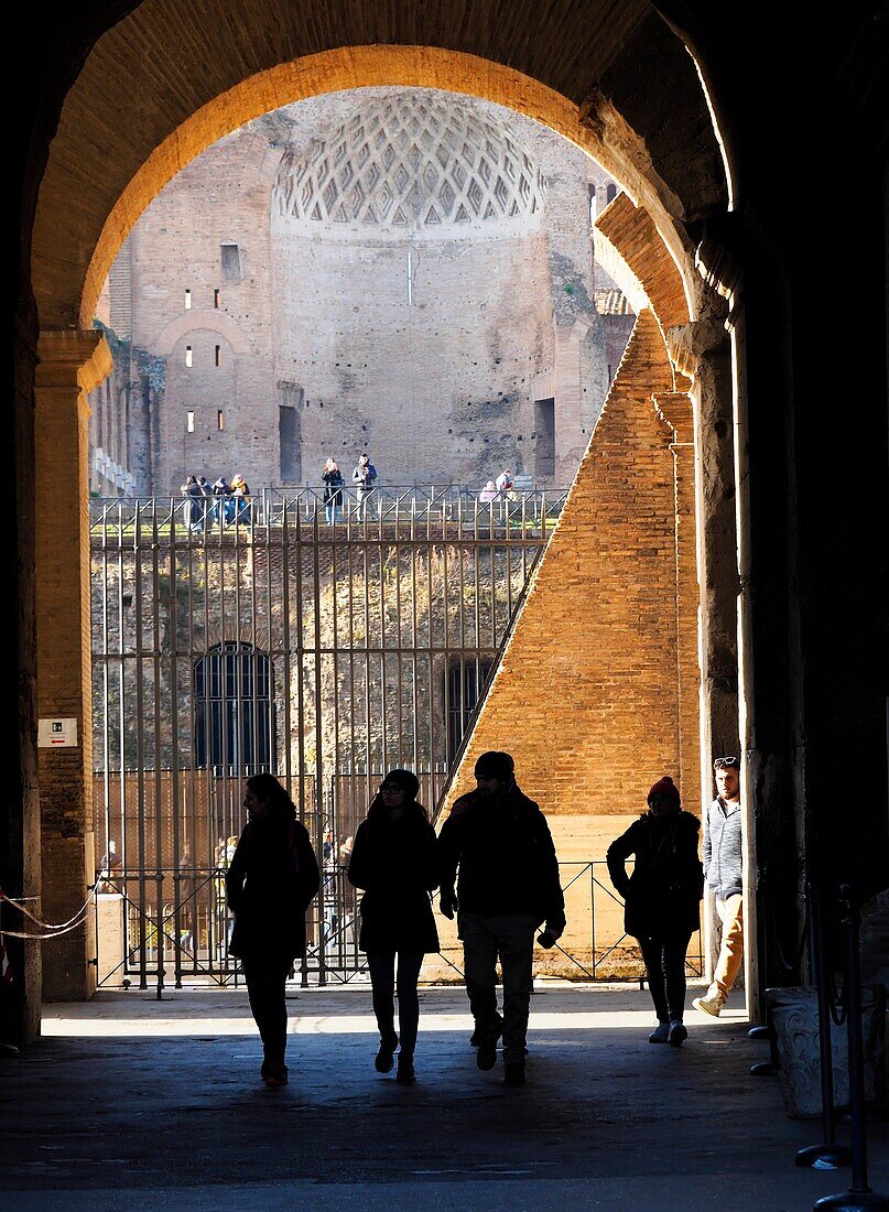 Vier Personen in Silhouette, Kolosseum, Rom, Italien.