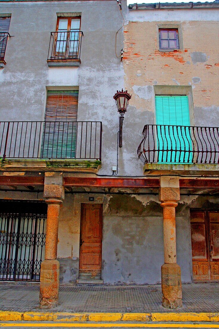Häuser auf dem Platz mit Arkaden, Linyola, Lleida, Katalonien, Spanien