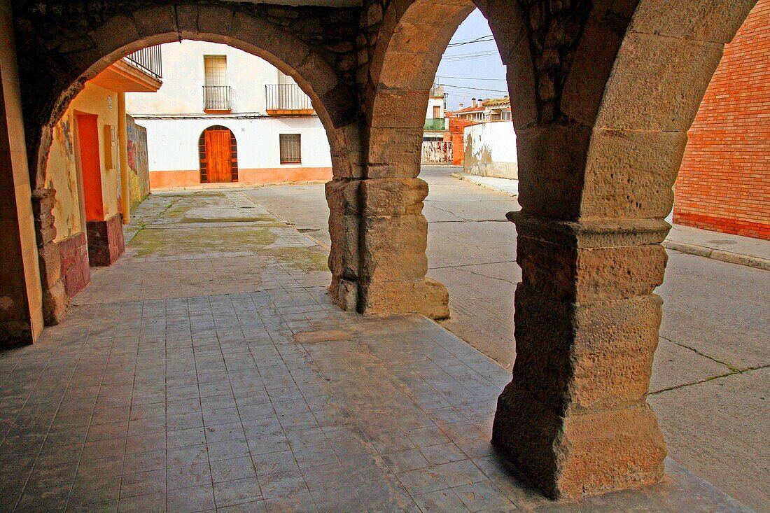 Arkaden und Straße, Bellcaire d'Urgell, Lleida, Katalonien, Spanien