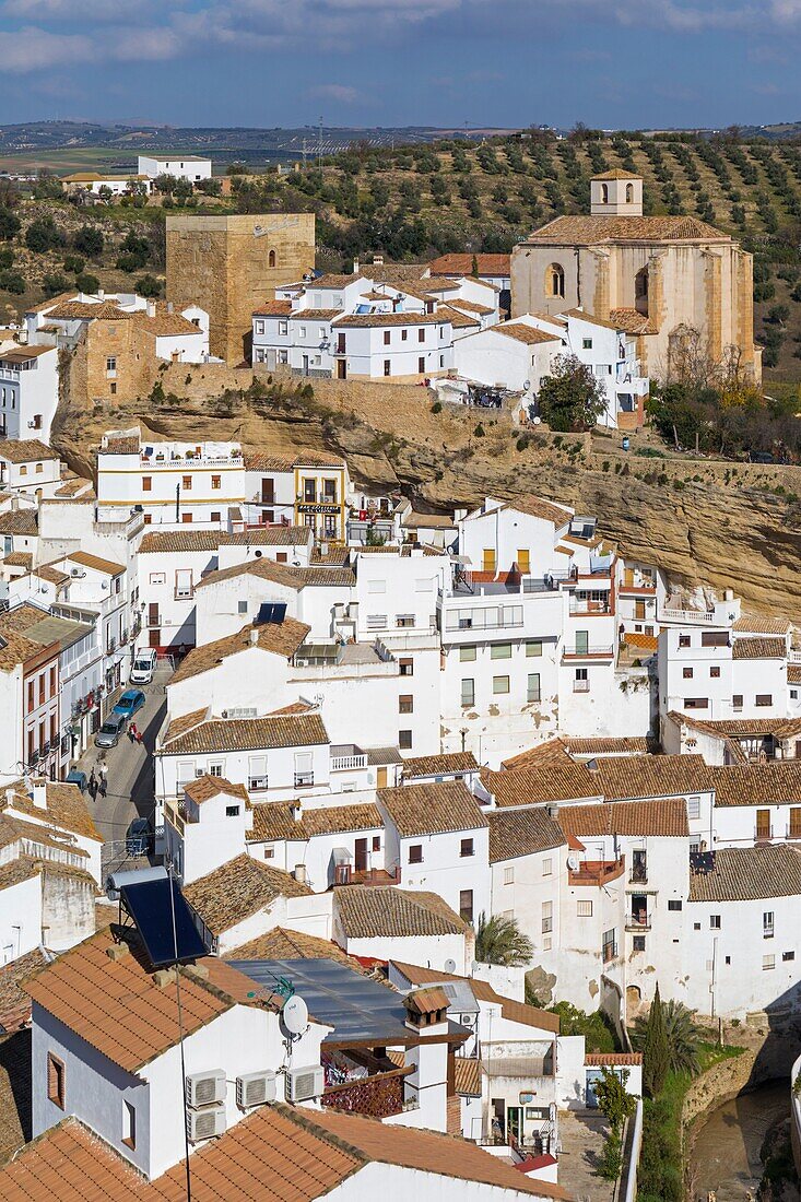 Setenil de las Bodegas, Provinz Cadiz, Spanien. Allgemein bekannt einfach als Setenil. Überblick. In der Mitte Reste der Burg aus dem 12. und 13. Jahrhundert. Links die Kirche Nuestra Señora de la Encarnacion, die im 15. und 16. Jahrhundert an der Stelle der alten Moschee errichtet wurde.