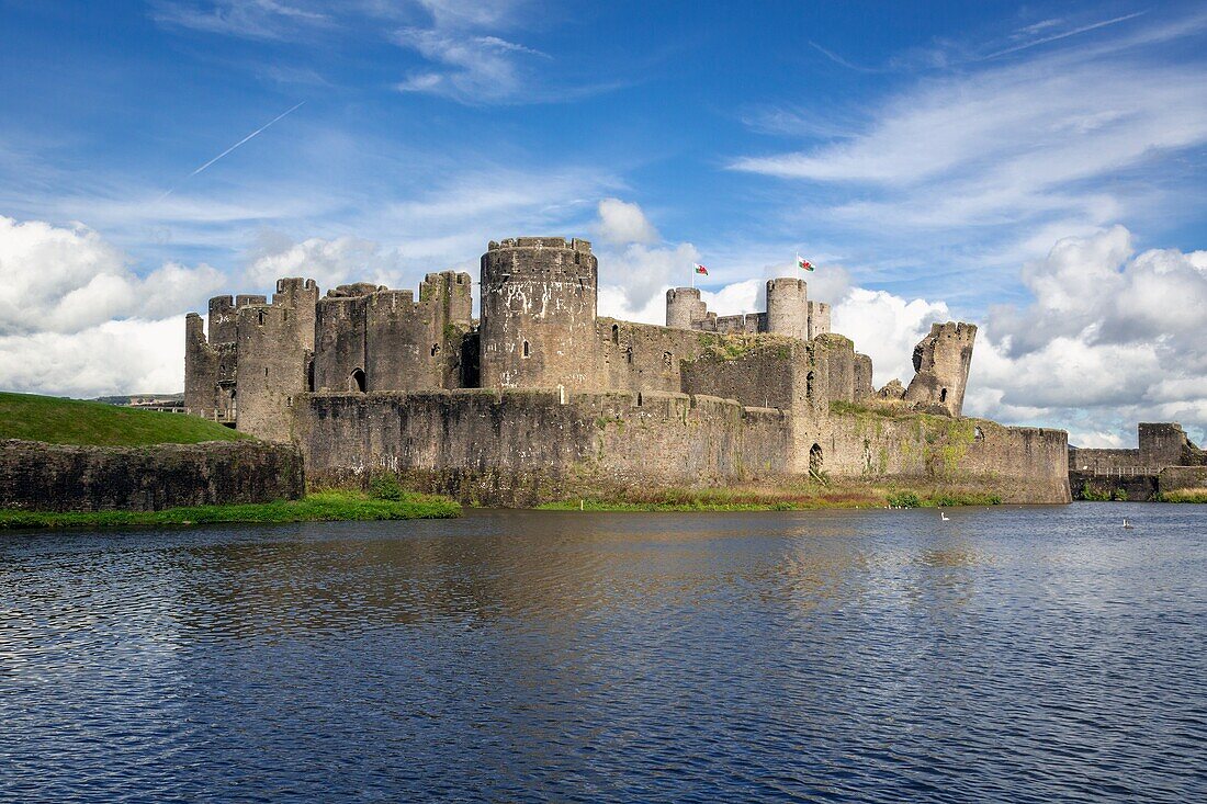 Caerphilly, Caerphilly, Wales, Vereinigtes Königreich. Caerphilly Castle mit Burggraben.