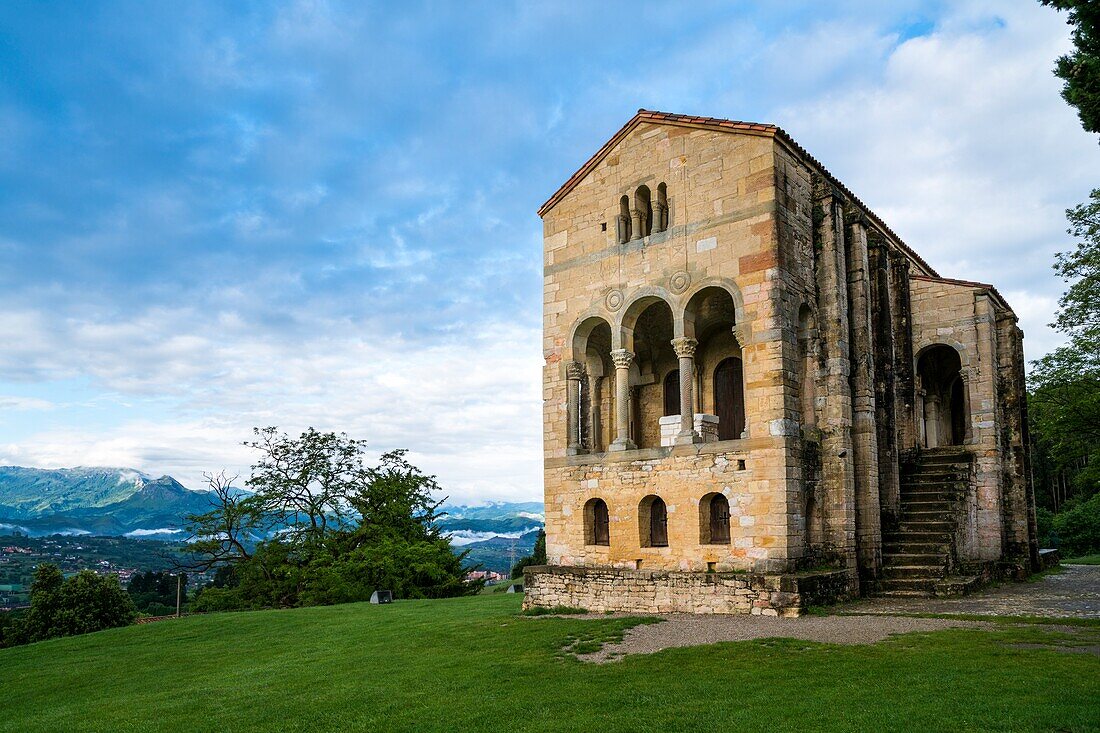 Romanische Kirche Santa Maria del Naranco in Oviedo, Asturien, Spanien.