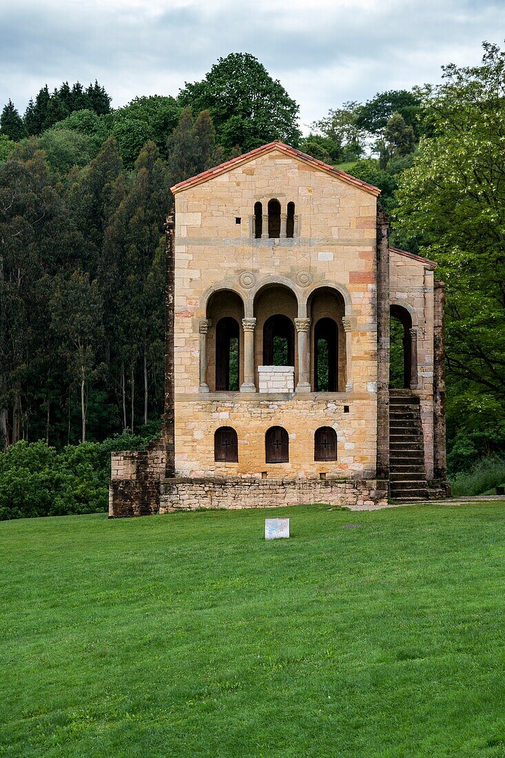 Romanische Kirche Santa Maria del Naranco in Oviedo, Asturien, Spanien.