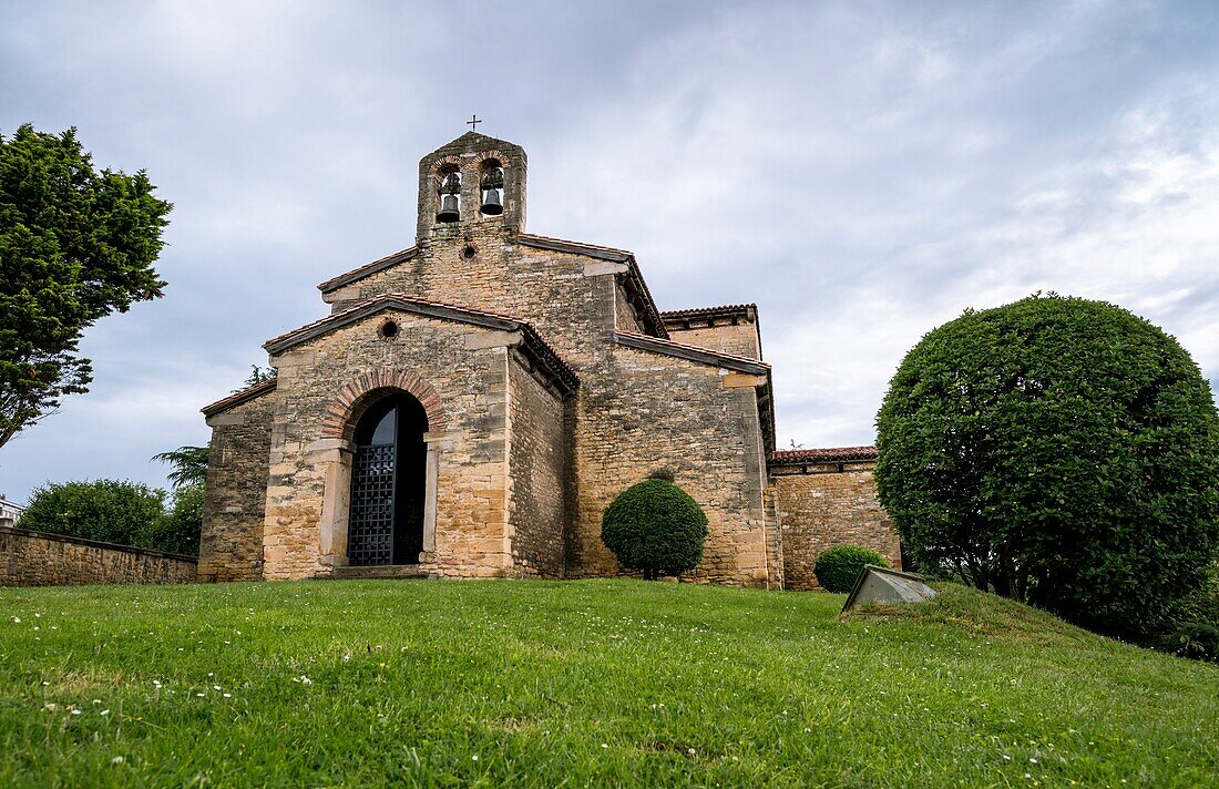 Vorromanische Kirche San Julian de los Prados in Oviedo, Asturien, Spanien.