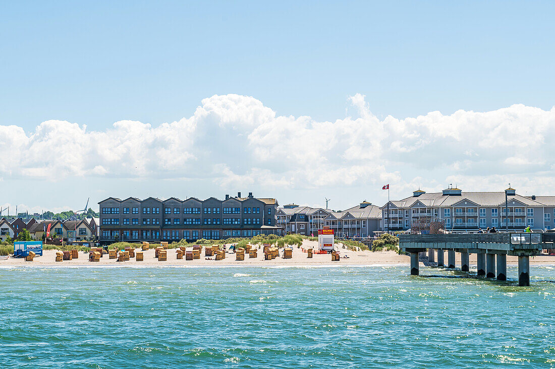 View of the wooden shack and the beach motel in Heiligenhafen, pier, wooden shack, Heiligenhafen, Baltic Sea, Ostholstein, Schleswig-Holstein, Germany