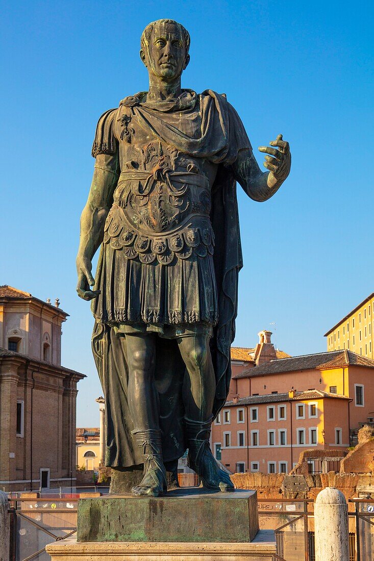 Statue von Julius Caesar, Fori Imperiali, UNESCO-Weltkulturerbe, Rom, Latium, Italien, Europa