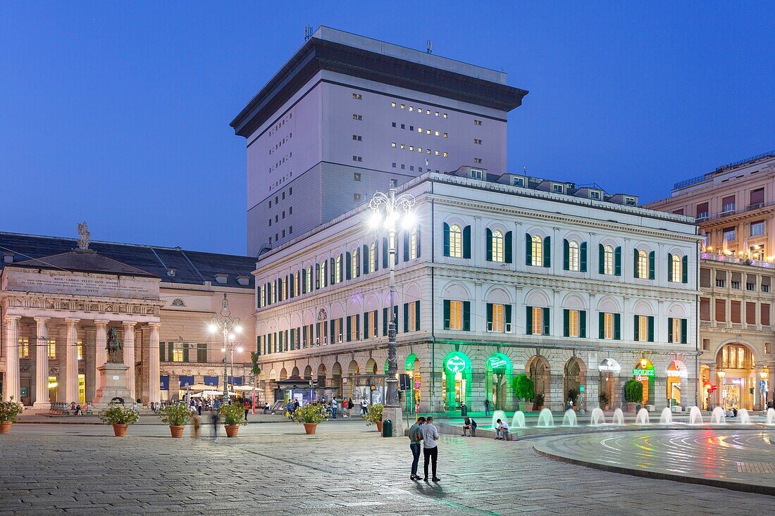 Carlo Felice Theater und Ligustica Academy of Fine Arts, Platz De Ferrari, Genova (Genua), Liguaria, Italien, Europa