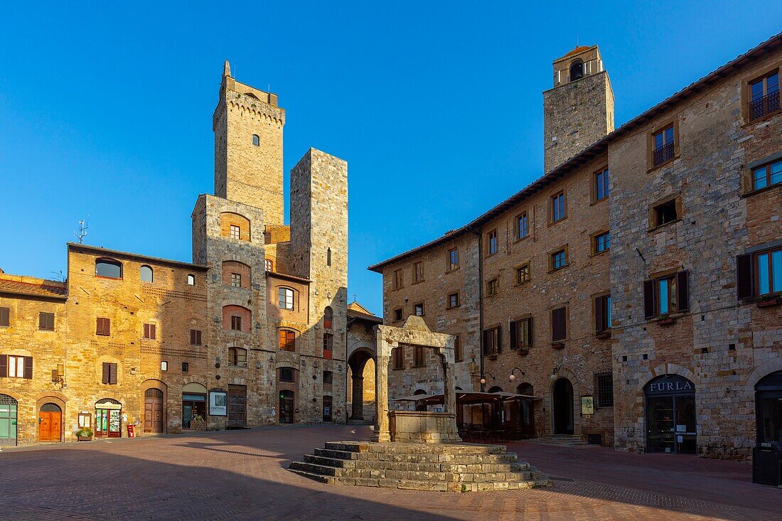 Piazza della Cisterna, San Gimignano, UNESCO World Heritage Site, Siena, Tuscany, Italy, Europe