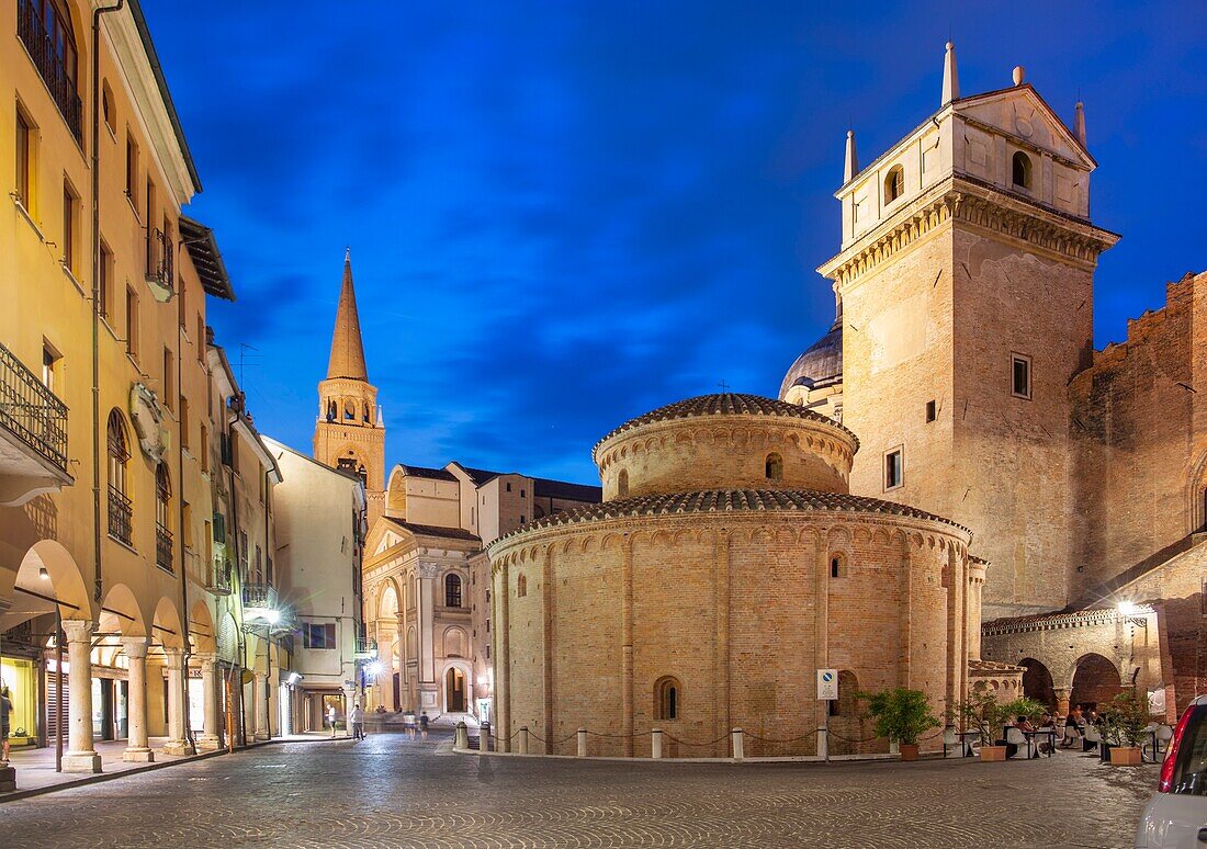 Piazza delle Erbe, Mantova (Mantua), UNESCO World Heritage Site, Lombardia (Lombardy), Italy, Europe