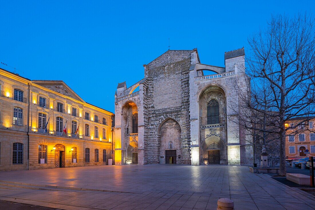 Basilica of Mary Magdalene, Saint-Maximin-la-Sainte-Baume, Provence-Alpes-Cote d'Azur, France, Europe