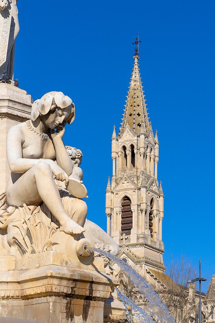 Der Pradier-Brunnen mit Kirche Saint Perpetue im Hintergrund, Nimes, Gard, Okzitanien, Frankreich, Europa