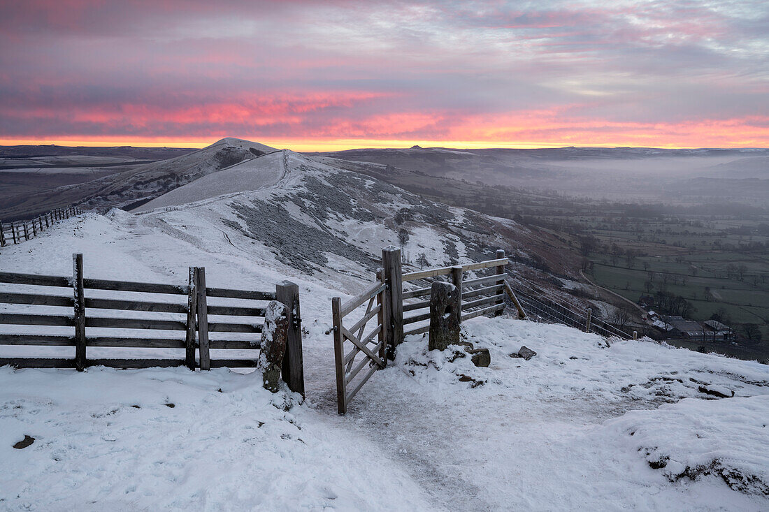 Der Weg nach Losehill von Mam Tor im Winter, Peak District, Derbyshire, England, Vereinigtes Königreich, Europa