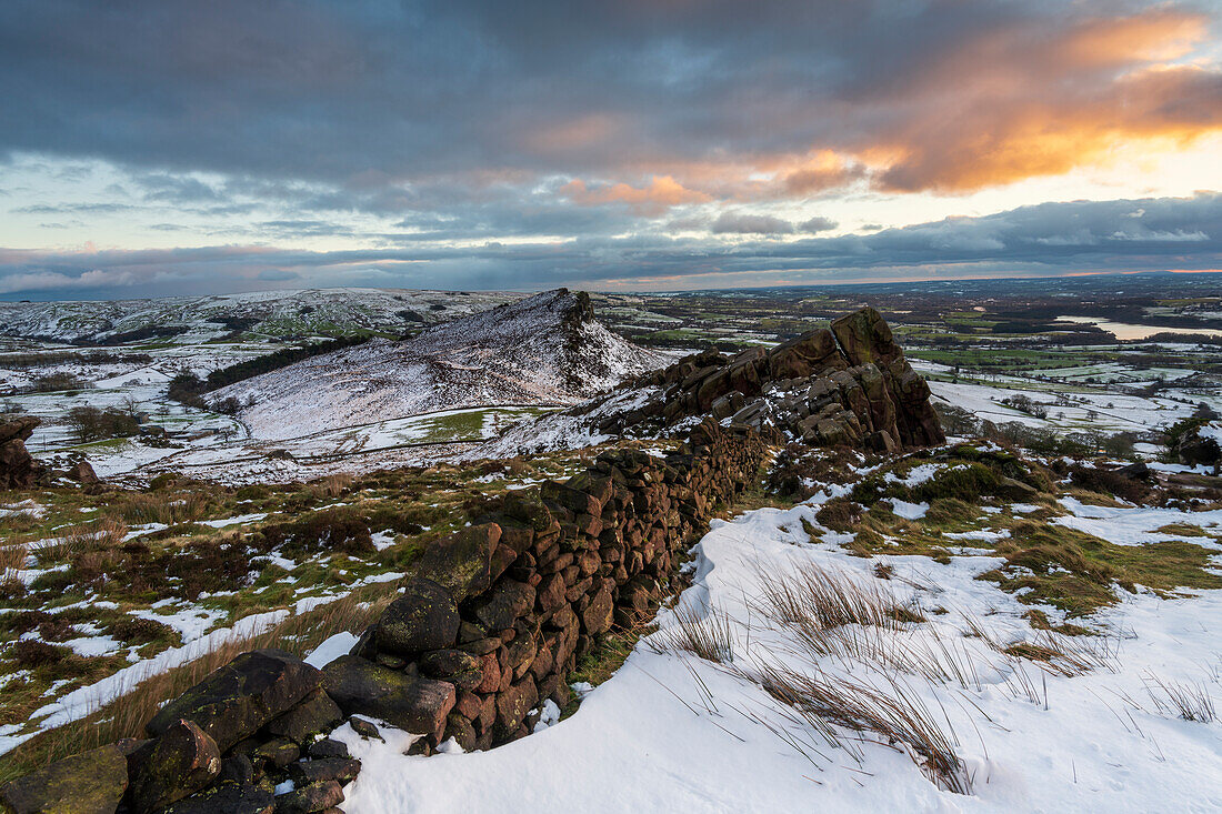 Winteransicht der Hen Cloud mit Schnee, The Roaches, Peak District, Staffordshire, England, Vereinigtes Königreich, Europa