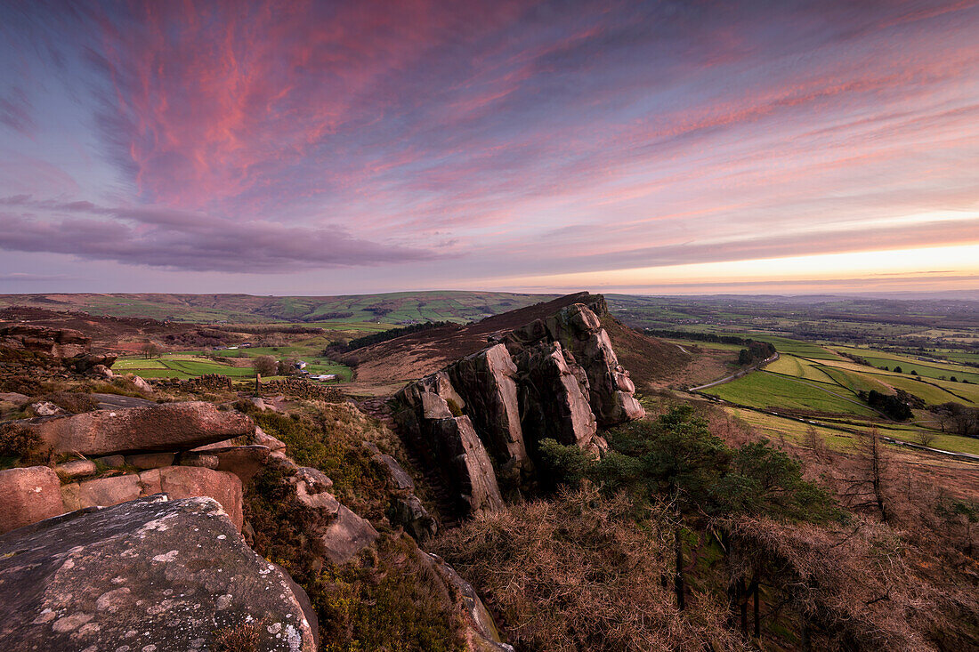 Hen Cloud bei The Roaches mit erstaunlichem Himmel, The Roaches, Peak District, Staffordshire, England, Vereinigtes Königreich, Europa