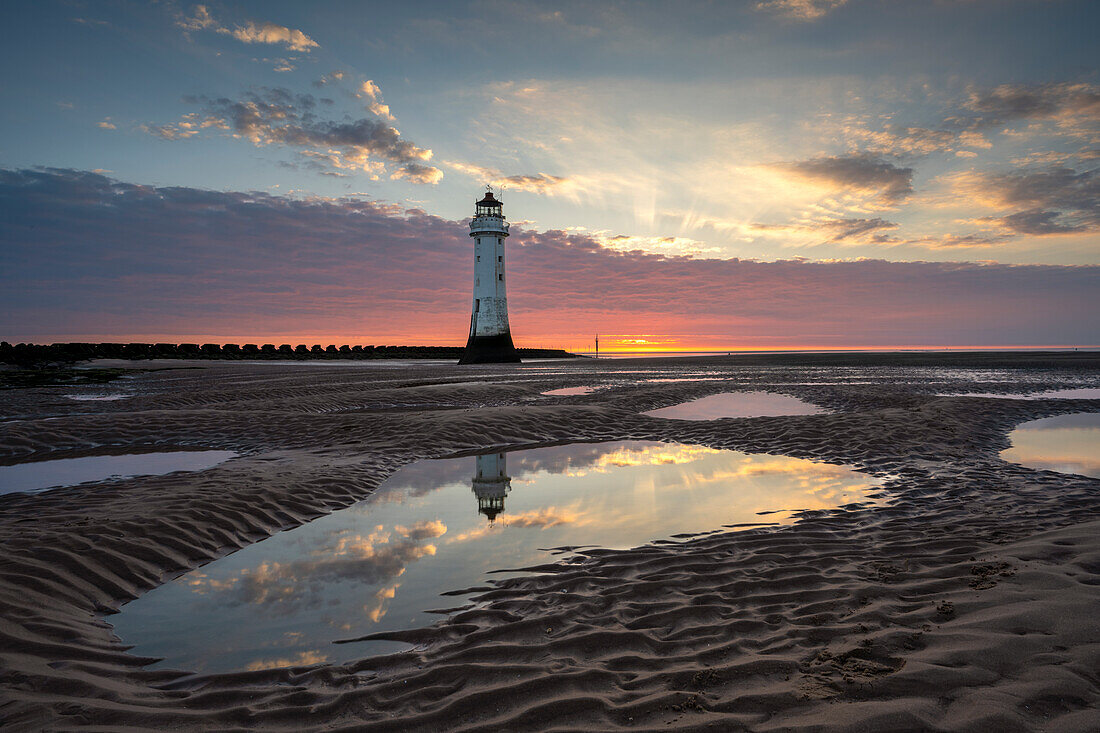 Perch Rock Lighthouse bei Sonnenuntergang, New Brighton, Cheshire, England, Vereinigtes Königreich, Europa