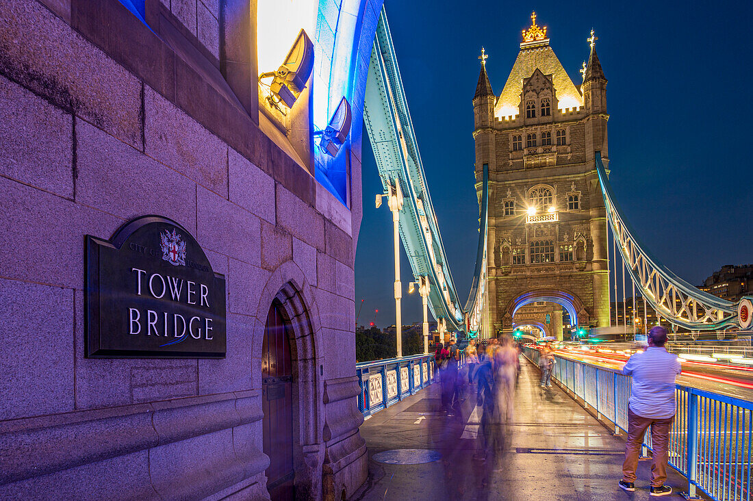 Abendlicher Blick auf die Tower Bridge mit Lichtspuren, London, England, Vereinigtes Königreich, Europa