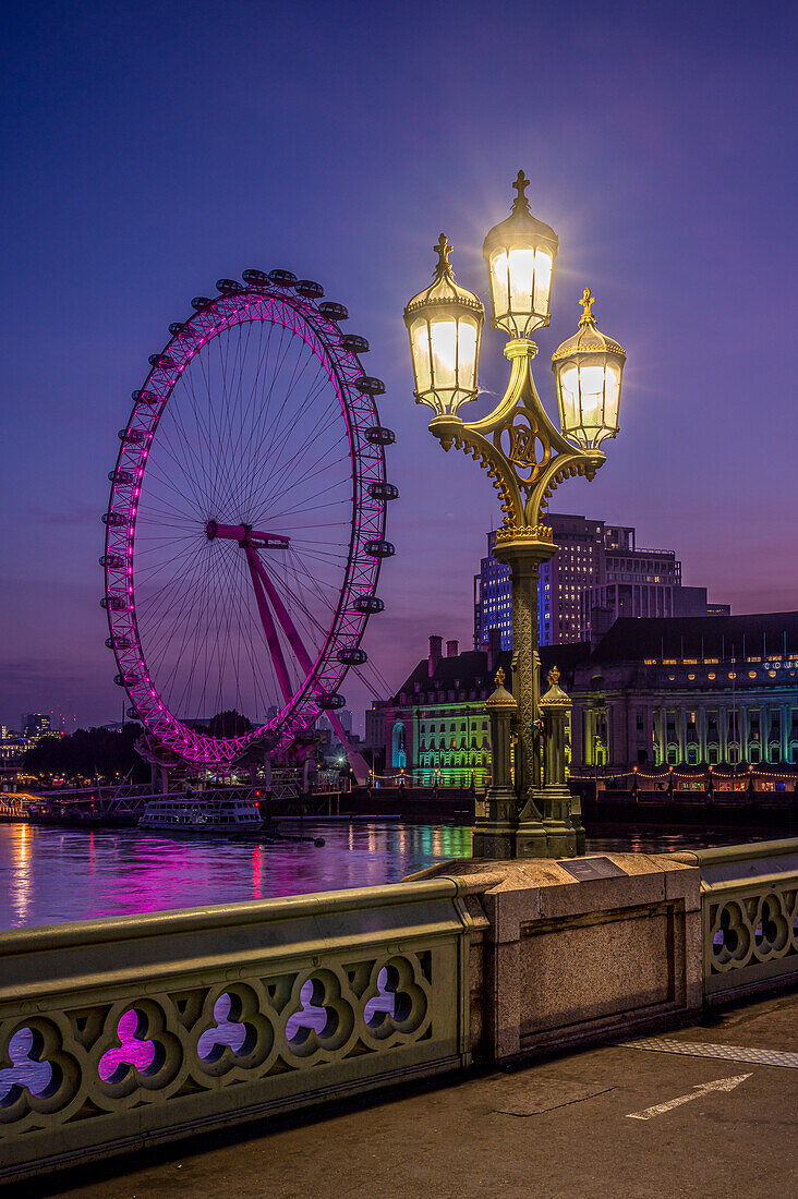 Das London Eye mit reich verzierten Laternenpfahl auf der Westminster Bridge, London, England, Vereinigtes Königreich, Europa