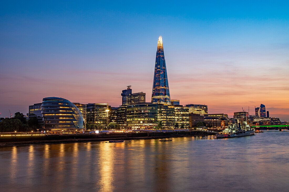 The Shard und City Hall auf der South Bank bei Sonnenuntergang, London, England, Vereinigtes Königreich, Europa