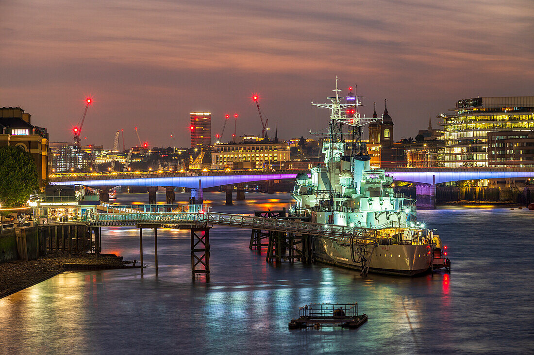 Die Themse mit HMS Belfast bei Nacht, London, England, Vereinigtes Königreich, Europa