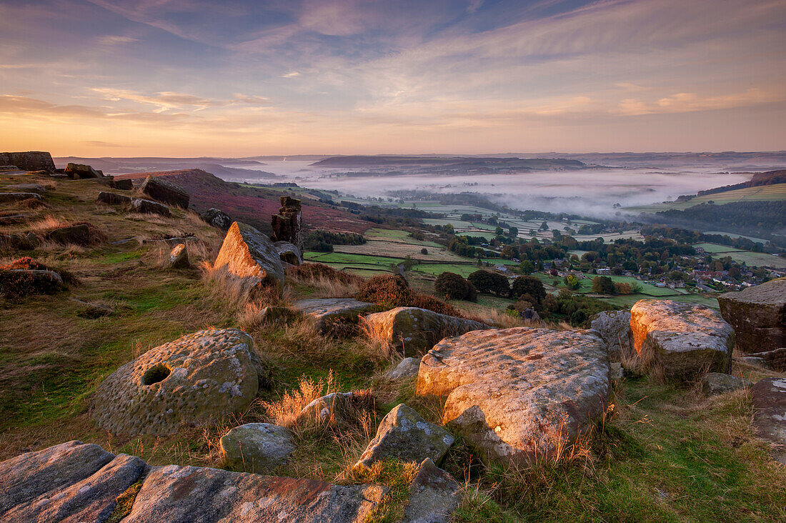 Tief liegende Wolkenfüllung Tal unterhalb Curbar Edge, Peak District, Derbyshire, England, Vereinigtes Königreich, Europa